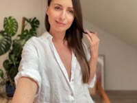 Hey! Welcome everyone who want spend nice time with nice company ;) Vickie is amazing woman. Very friendly and beautiful. In addition very hot!!! You didn