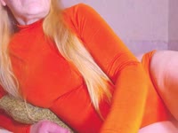 Romantic woman who loves candle light, glamorous atmosphere and sensual sex. She will make you feel like you are with a real queen