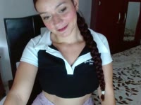 Soy una chica inocente  que irradia pureza y frescura en mi mirada y en mi sonrisa. Siempre  reflejo curiosidad y asombro ante el mundo que me rodea. Mis  ojos brillan por ti con una luz interior deseo y placer.