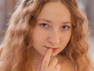 camgirl playing with sextoy MadgeRemerez