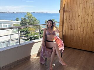naked camgirl masturbating with vibrator AlyVee