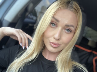 camslut showing pussy AmaFox
