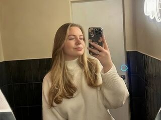 nude webcam girl AryaThomas