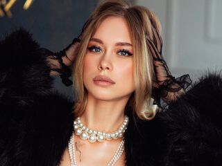girl showing tits KarolinaConner