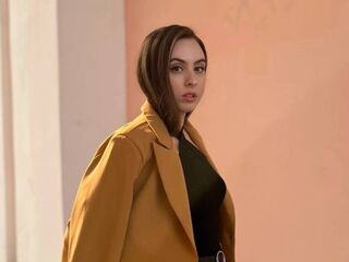 kinky video chat performer KiaraFlowers