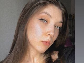 camgirl fingering shaved pussy LienFlanders
