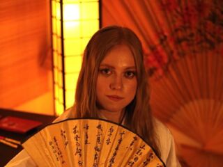 topless camgirl MandiKressierer