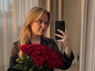 naked camgirl fingering pussy MelissaMyla