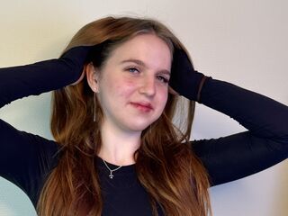 camgirl fingering shaved pussy NilaBudy