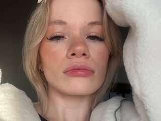 nude webcamgirl pic RenitaKoo