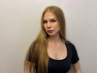 cam girl playing with dildo SusieAlvia